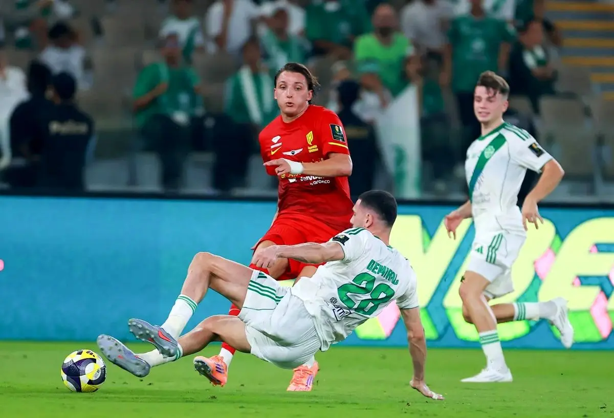 قهرمان آسیا با جنگجوی ترک تمدید کرد