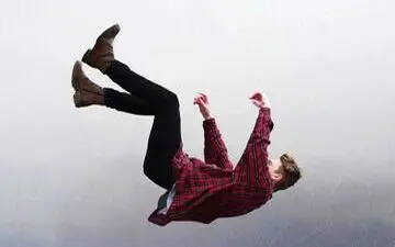 راز سقوط ناگهانی در خواب؛ چرا مغز ما را از ارتفاع پرت می‌کند؟