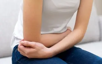 زنان و مردان این درد پایین شکم سمت چپ را جدی بگیرند/ علت چیست؟