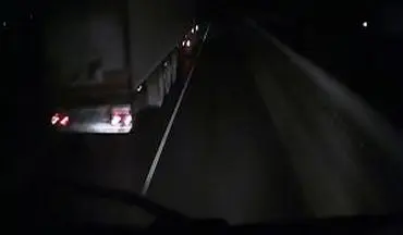 تصادف وحشتناک یک خودرو با دو تریلی در شب + فیلم 