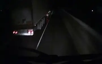 تصادف وحشتناک یک خودرو با دو تریلی در شب + فیلم 