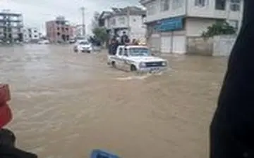 وقتی دخترک سیل زده، غذایش را به امدادگران تعارف می‌کند 