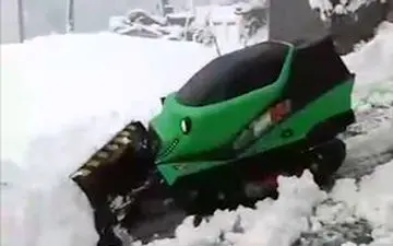 ربات برف روبی که با ریموت کنترل می‌شود! +فیلم