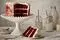 طرز تهیه کیک ردولوت خانگی (با فیلینگ خامه‌ای و رنگ قرمز جذاب)