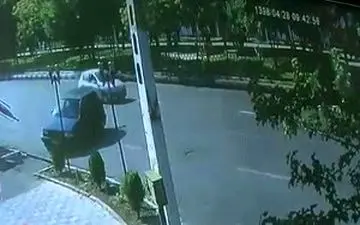 انحراف پراید و برخورد با مغازه در خیابان لاله‌زار