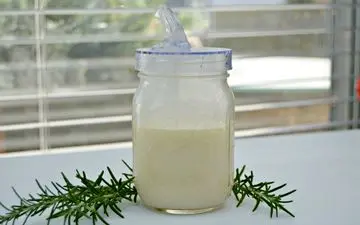 تقویت کردن مو با شامپو خانگی رزماری| نحوه ساخت شامپو رزماری در خانه و فواید آن برای مو
