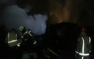 حریق گسترده انبار چوب در جنوب تهران +عکس