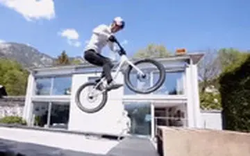 جادوی دوچرخه‌سوار اتریشی در قرنطینه خانگی