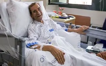 پرستاری همسر سابق حسین محب‌اهری از او در بیمارستان/عکس