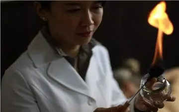 طب سوزنی زبان و چکش‌کاریِ استخوان‌ها؛ درمان هایی دلهره آور

