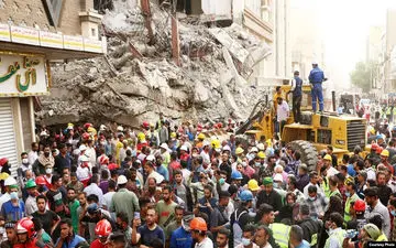 تصویری از جای خالی دختر دانش‌آموزی که در متروپل جان باخت/ هم کلاسی‌ها جایش را با شمع و گل پر کردند