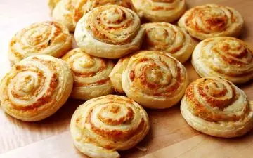 طرز تهیه پیراشکی مارپیچی مرغ؛ غذای رستورانی خوشمزه با طعمی متفاوت