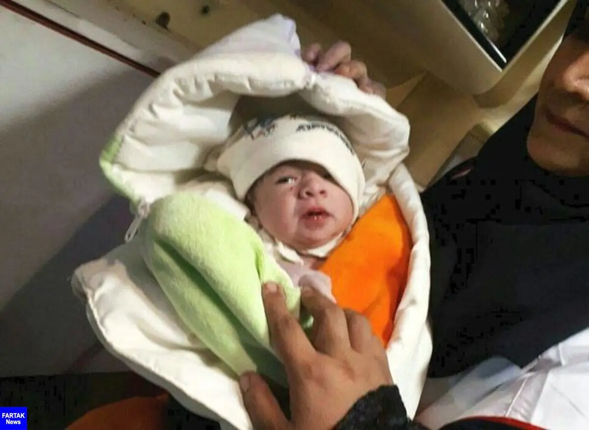 انتقال نوزاد ۷ روزه رها شده در پارک به کلانتری + عکس