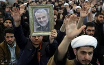 رجزخوانی سیل خروشان عاشقان حاج قاسم سلیمانی در مصلی تهران برای ترامپ به زبان انگلیسی