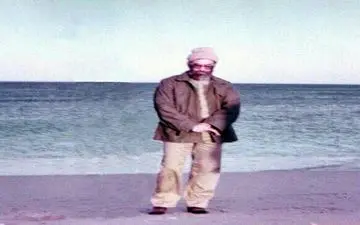 تصویری دیده نشده از ظاهر متفاوت رهبر معظم انقلاب در کنار دریا