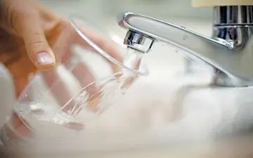 6 ترفند ساده برای این که بیشتر آب بنوشیم