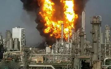 
لحظه آتش‌سوزی تأسیسات نفتی عربستان سعودی + فیلم