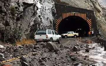 ریزش کوه جاده چالوس را مسدود کرد