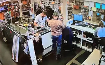 سرقت تفنگ از اسلحه فروشی + فیلم 