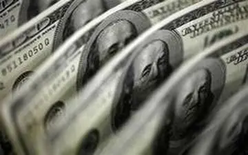  فروش دلار ۴۲۰۰ تومانی به مسافران آغاز شد