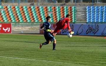 تساوی دو تیم نساجی و پیکان در نیمه نخست