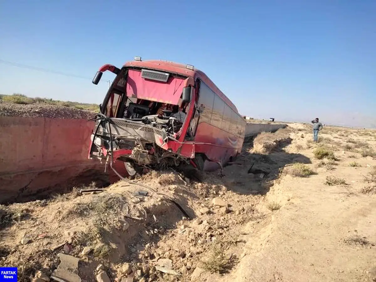 
18 مصدوم در حادثه واژگونی اتوبوس در جاده بوئین‌زهرا