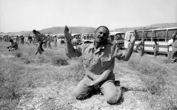 عکسی متفاوت از آزاده‌ای که به خاک ایران رسیده است