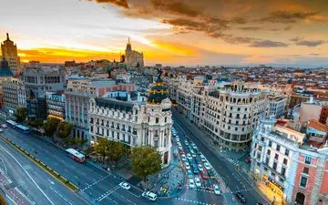 خیابان‌های اسپانیا سفری پر از رنگ، فرهنگ و تاریخ