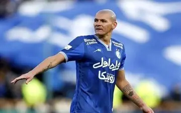 بازیکن استقلال به بازی با السد رسید

