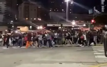 فرار به سمت پناهگاه ها در اسرائیل به هنگام حمله هوایی ایران