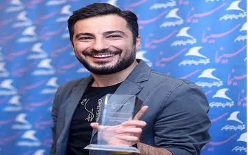 خوشحالی نوید محمدزاده بعد از دریافت سیمرغ در جشنواره فیلم فجر (عکس)