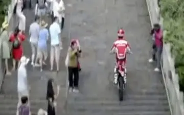 شیرین‌کاری موتورسوار توجه گردشگران را جلب کرد