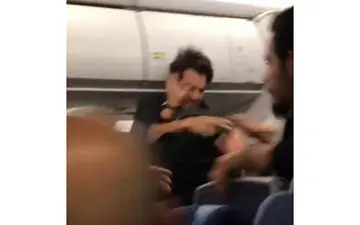 کتک کاری با مهماندار زن منجر به فرود اضطراری هواپیما شد+ فیلم 