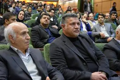 اهدای تندیس مهر حقوق بشر به علی دایی اسوره فوتبال ایران در کرمانشاه