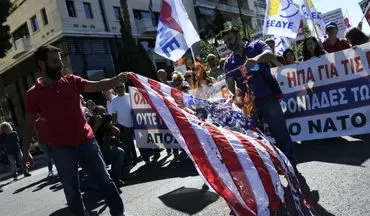 استقبال یونانی‌ها از پامپئو با آتش زدن پرچم آمریکا
