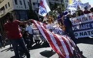 استقبال یونانی‌ها از پامپئو با آتش زدن پرچم آمریکا
