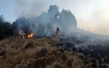 «سیه‌چل» ایلام همچنان در آتش می‌سوزد/ اعلام نیاز به بالگرد آبپاش