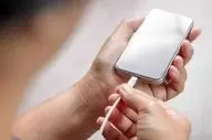 ۶ عادت اشتباه که باتری گوشی شما را خراب می‌کند