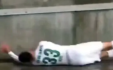 لحظه بیهوش شدن بازیکن فوتبال در برخورد با تابلو تبلیغات + ویدئو