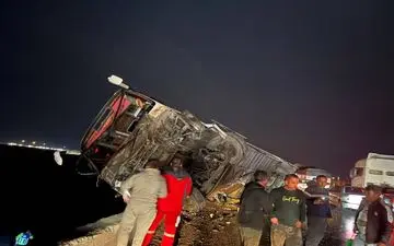 حادثه در مسیر مشهد؛ اتوبوس در گرمسار واژگون شد
