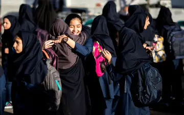 توزیع بسته لوازم‌التحریر بین دانش‌آموزان / پرداخت هزینه ثبت‌نام کتب درسی