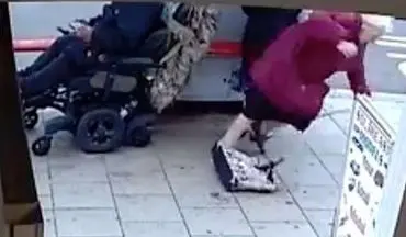 اقدام عجیب مرد معلول در خیابان! +فیلم 