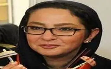 بازیگر زن مشغول کویر گردی‌ + عکس