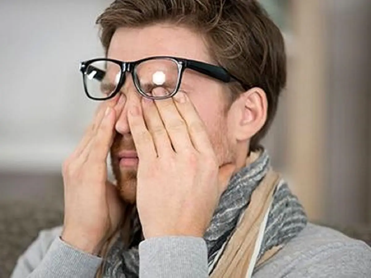 آیا خطرات مالش چشم را می دانید؟