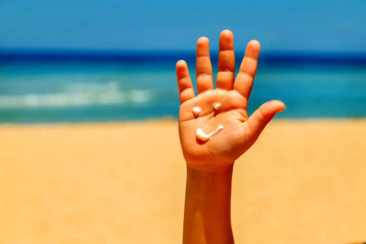 چگونه بهترین کرم‌ ضد آفتاب را انتخاب کنیم؟ | راهنمای انتخاب ضد آفتاب با توجه به انواع مختلف پوست