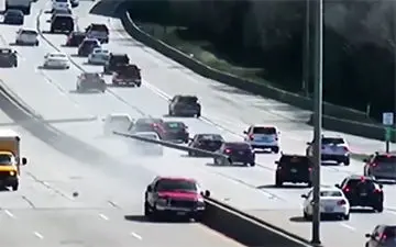 حرکت عجیب و خطرساز راننده خودرو در وسط بزرگراه + فیلم