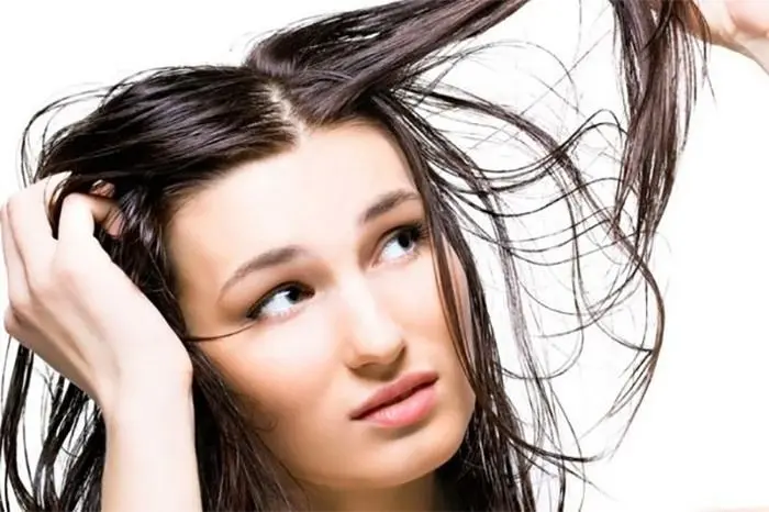 چرا موهایمان زود چرب می شود؟/دلایل و راهکارها