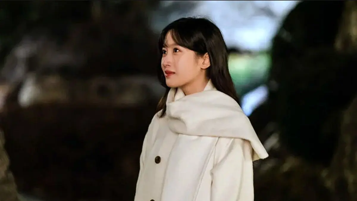 پاییز امسال شبیه کره‌ای‌ها باشید! | هودی اورسایز را به سبک این بازیگر زیبای کره‌ای بپوشید