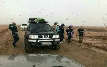 نجات ۱۶ گردشگر سوئیسی گرفتار در باتلاق جاده سنگ‌فرش پارک ملی کویر