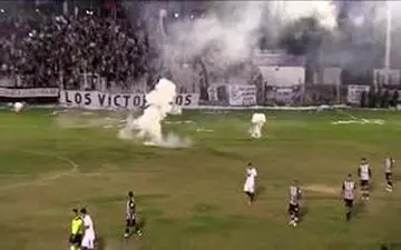 پرتاب نارنجک و سنگ به داخل زمین فوتبال + فیلم 